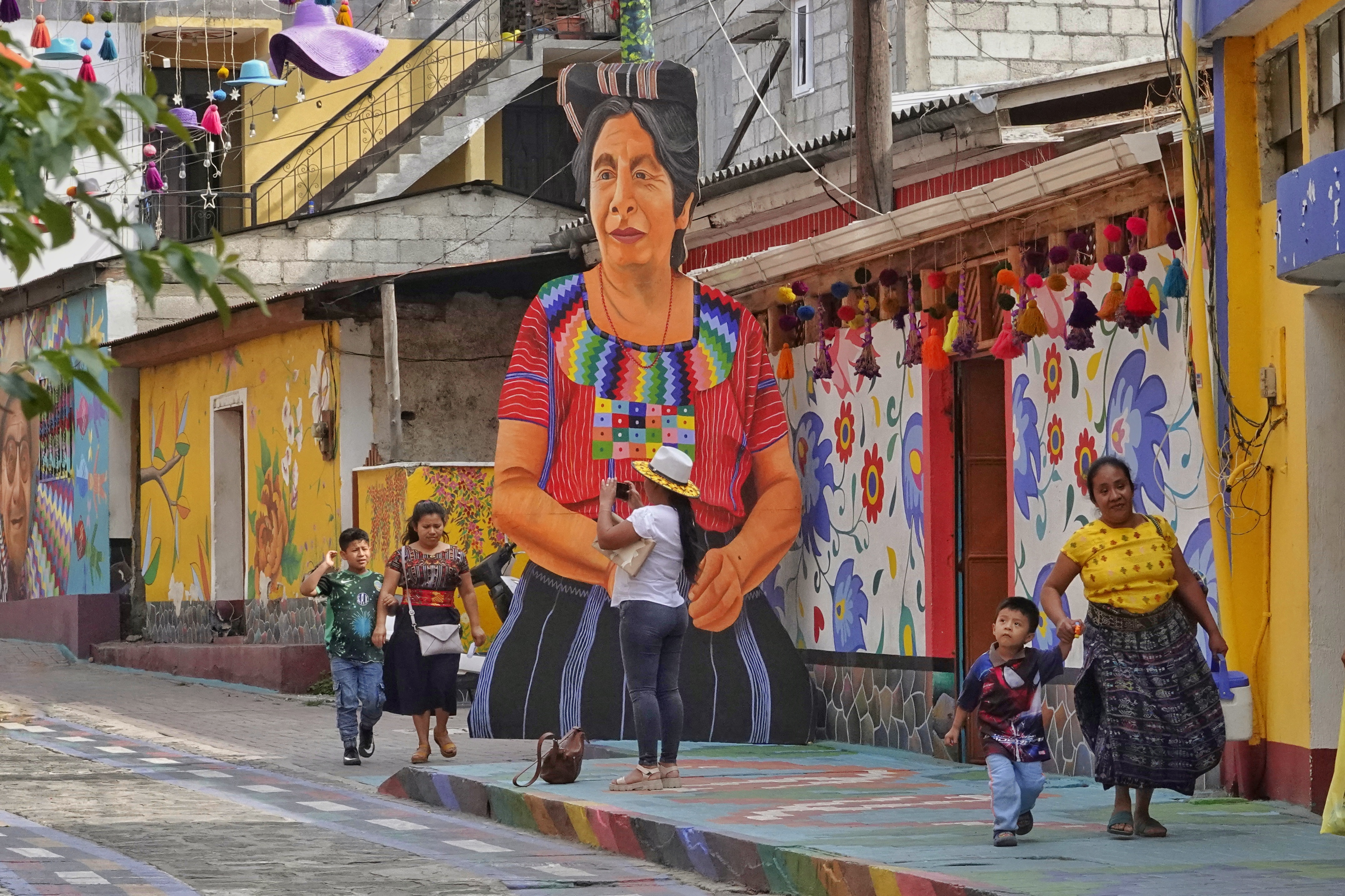 Rue animée et fresques murales